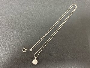 ダイヤモンド付きのプラチナのネックレス