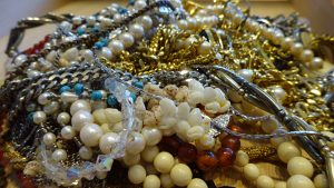 米子店ではメッキやチタン、ステンレス製品など非貴金属アクセサリーも積極的にお買取りしております!!