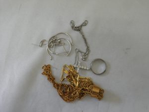 貴金属、片方のピアス、切れたネックレスを買取専門店大吉JR八尾店でお買取しました。JR八尾駅すぐ。平野、東大阪、志紀。