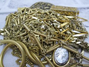 メッキやチタン、ステンレス製品など非貴金属アクセサリーも積極的にお買取りしております!!大吉米子店