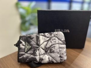 プラダ　スマホケース