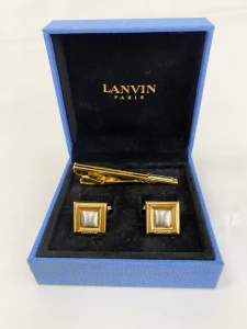 【LANVIN（ランバン）】のカフス・ネクタイピンセット。