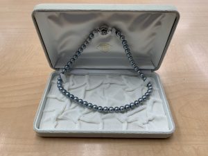 ブラック系パールネックレス(9.0mm-8.5mm)をお買取しました。