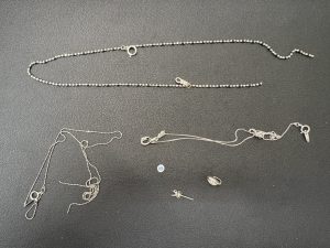 切れたネックレス