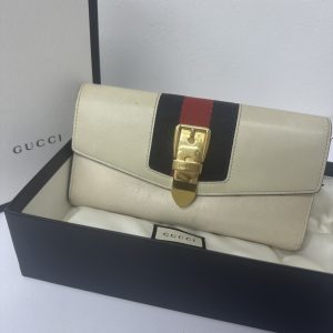 グッチ シルヴィコンチネンタル 財布
