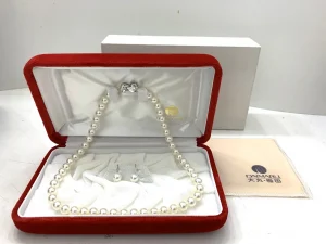 真珠のネックレスとピアスのセット