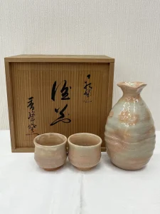 趣のある「とっくり(徳利)とお猪口(おちょこ)のセット」です。