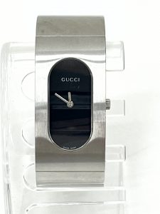 グッチ（GUCCI）のバングルウォッチ「2400L」①