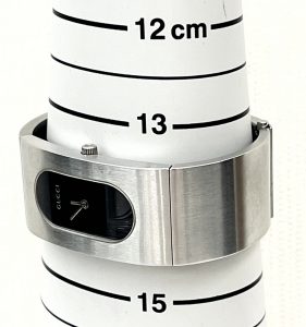 グッチ（GUCCI）のバングルウォッチ「2400L」③