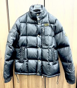 ゴルフウェアブランドの機能的なダウンジャケット