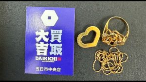 広島市五日市で買取した石が取れたゴールドリングと絡まったチェーンネックレス