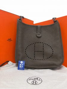 広島市五日市で高価買取したエルメスのエヴリン。箱と保存袋が揃ったエトゥープカラーの人気ショルダーバッグ