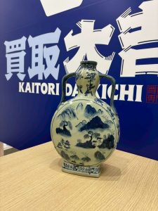 骨董品の花瓶を買取大吉五日市コイン通り店で査定・買取した様子