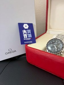広島市五日市で高価買取したオメガ(OMEGA)の腕時計「スピードマスター オートマチック」。箱付きの黒文字盤モデル