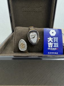 広島市五日市で高価買取したロベルト・カヴァリ バイ フランク・ミュラーのレディース腕時計。蛇をモチーフにしたスネークコレクション。