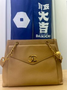 広島市五日市の買取専門店で高価買取したシャネル(CHANEL)キャビアスキンのベージュ色チェーントートバッグ