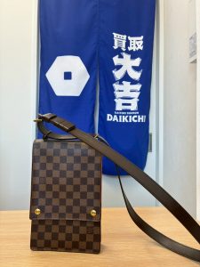 広島市五日市の買取専門店で高価買取したルイ・ヴィトン（LOUIS VUITTON）ダミエ・エベヌの縦型ショルダーバッグ