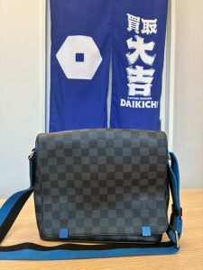 広島市五日市の買取専門店で高価買取したルイ・ヴィトン(LOUIS VUITTON)ダミエ・グラフィットのショルダーバッグ(ブルーストラップ)