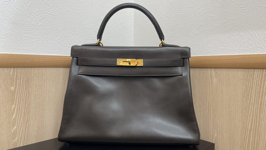 エルメス(HERMÈS)のハンドバッグ「ケリー32」ダークブラウン(茶系)。買取大吉にて高価買取した高級ブランドバッグの外観写真。