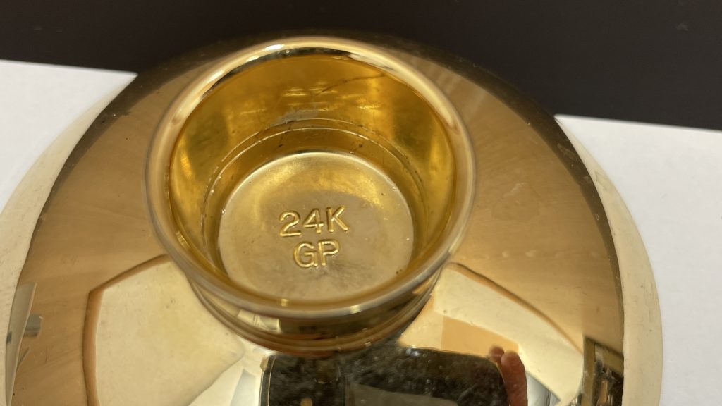金杯の底面に打たれた24K GP(24金メッキ)の刻印の拡大写真