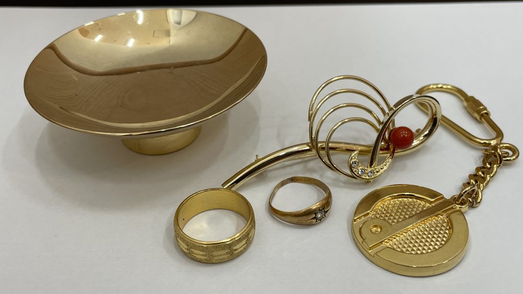 金杯、ブローチ、リング、ダンヒルのキーホルダーなど本物の金と金メッキが混ざった5つの金色アイテム