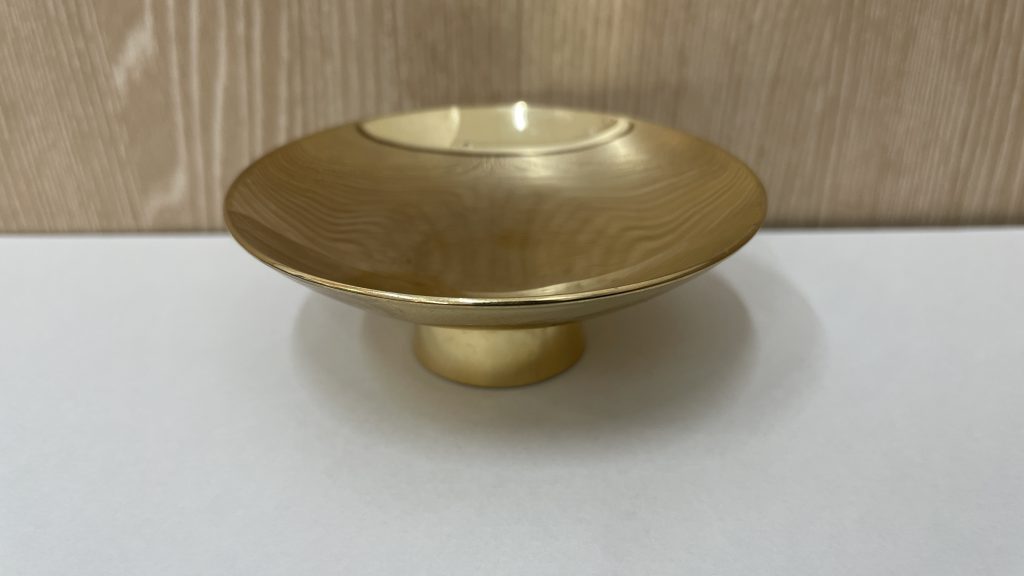 金色の大きな盃(金杯・メッキ製品)