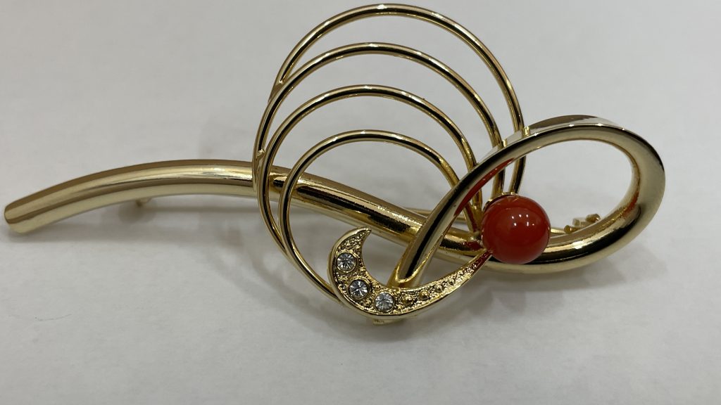 金色の華やかなデザインブローチ(金メッキ・イミテーション)