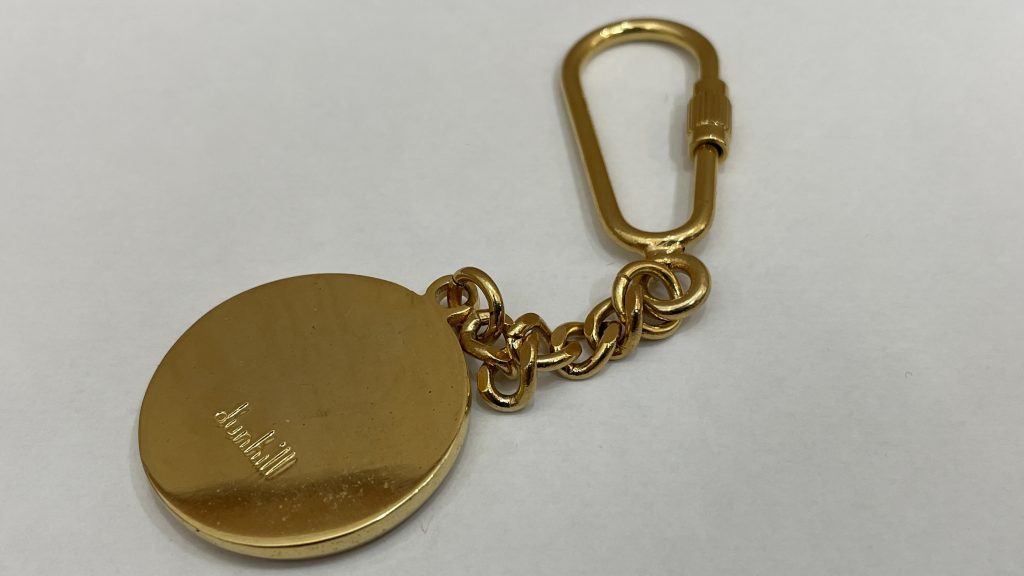 Dunhill(ダンヒル)のロゴが入った金色のキーホルダー(メッキ製品)