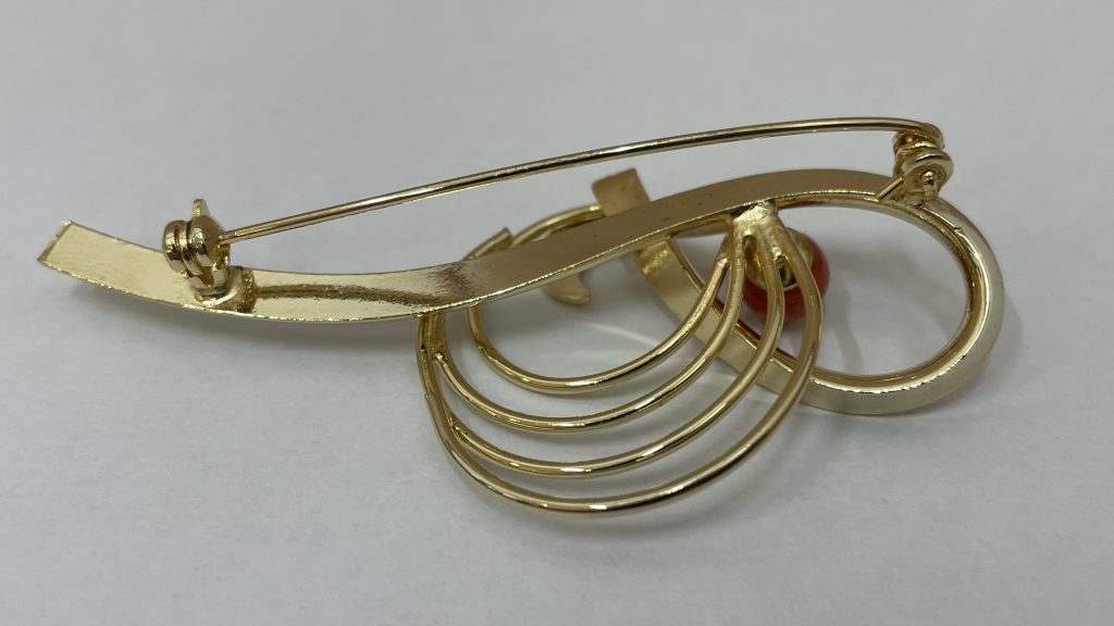 刻印がない金色の華やかなブローチの裏側(金メッキ・イミテーション)