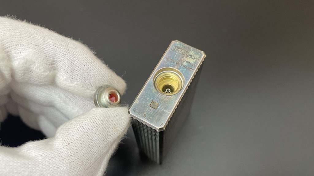 デュポンライターの本物の見分け方:ライン1の底面キャップ裏に塗られた赤色の純正ガス識別ペイント