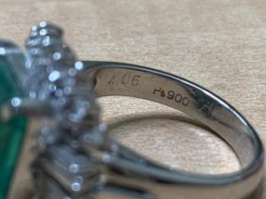 グリーンの大きな宝石がついたリング