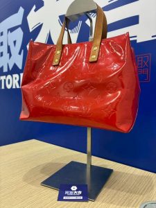 買取大吉五日市コイン通り店で買取したルイ・ヴィトンの赤いモノグラム柄バッグ