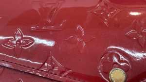 ルイ・ヴィトン ヴェルニ長財布の表面拡大(黒い色移り・黒ずみ)