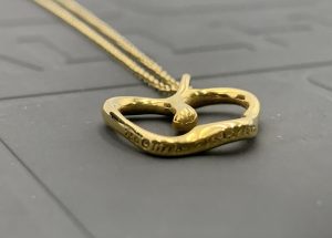 【TIFFANY & CO. (ティファニー) 】の「アップル ネックレス 750 (K18YG)」