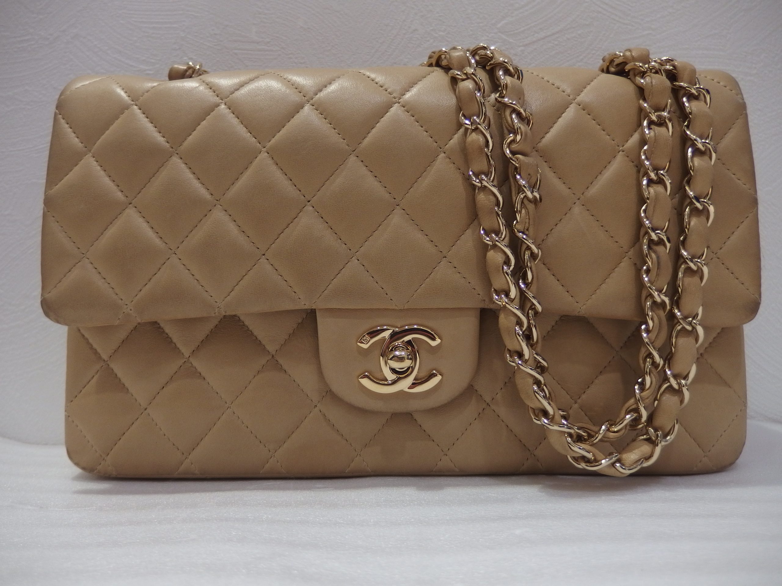 横浜関内でCHANEL ラムスキン マトラッセ Wチェーン Wフラップ ショルダーバッグを売るなら買取大吉 カトレヤプラザ伊勢佐木店。 CHANEL ラムスキン マトラッセ Wチェーン Wフラップ ショルダーバッグをお買取りいたしました。 CHANEL ラムスキン マトラッセ Wチェーン Wフラップ ショルダーバッグの買取なら、買取大吉カトレヤプラザ伊勢佐木店にお任せください。関内駅から徒歩4分です。