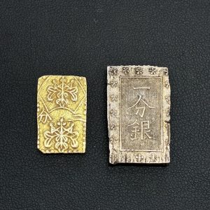古銭の金貨と銀貨が並んでいる写真|買取大吉 イオン西内野店