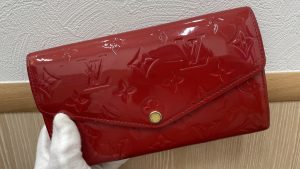 買取大吉で査定中のルイ・ヴィトン 赤色のモノグラム・ヴェルニ長財布
