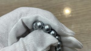 パールのネックレスの糸と穴