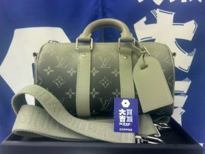 【無料出張買取】広島市五日市の買取大吉五日市中央店が高価買取した緑色のグラデーションが美しいルイ・ヴィトン(LOUIS VUITTON)のショルダーバッグ「シティ・キーポル」