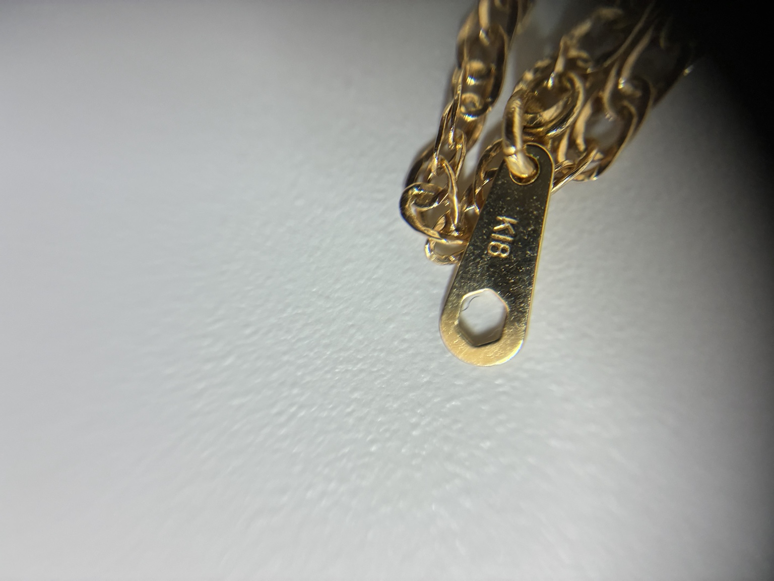 ネックレスの留め具のプレートにあるK18刻印