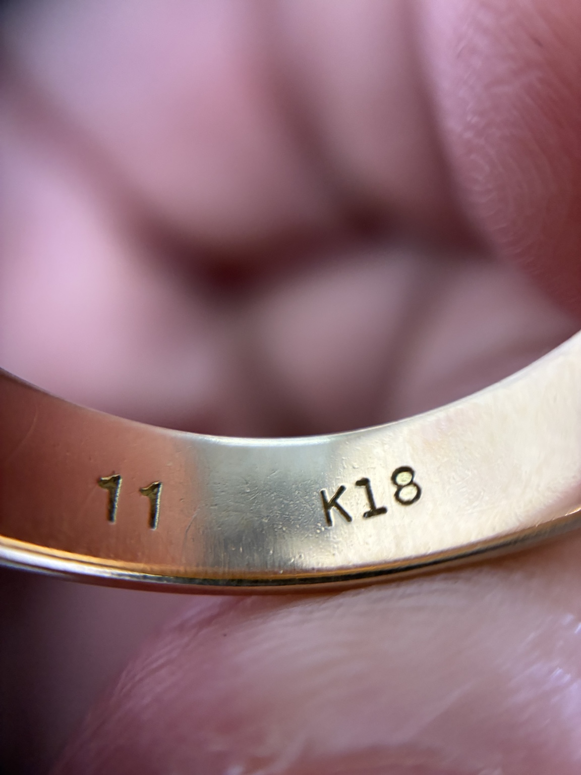 指輪の内側にあるK18とサイズ11の刻印