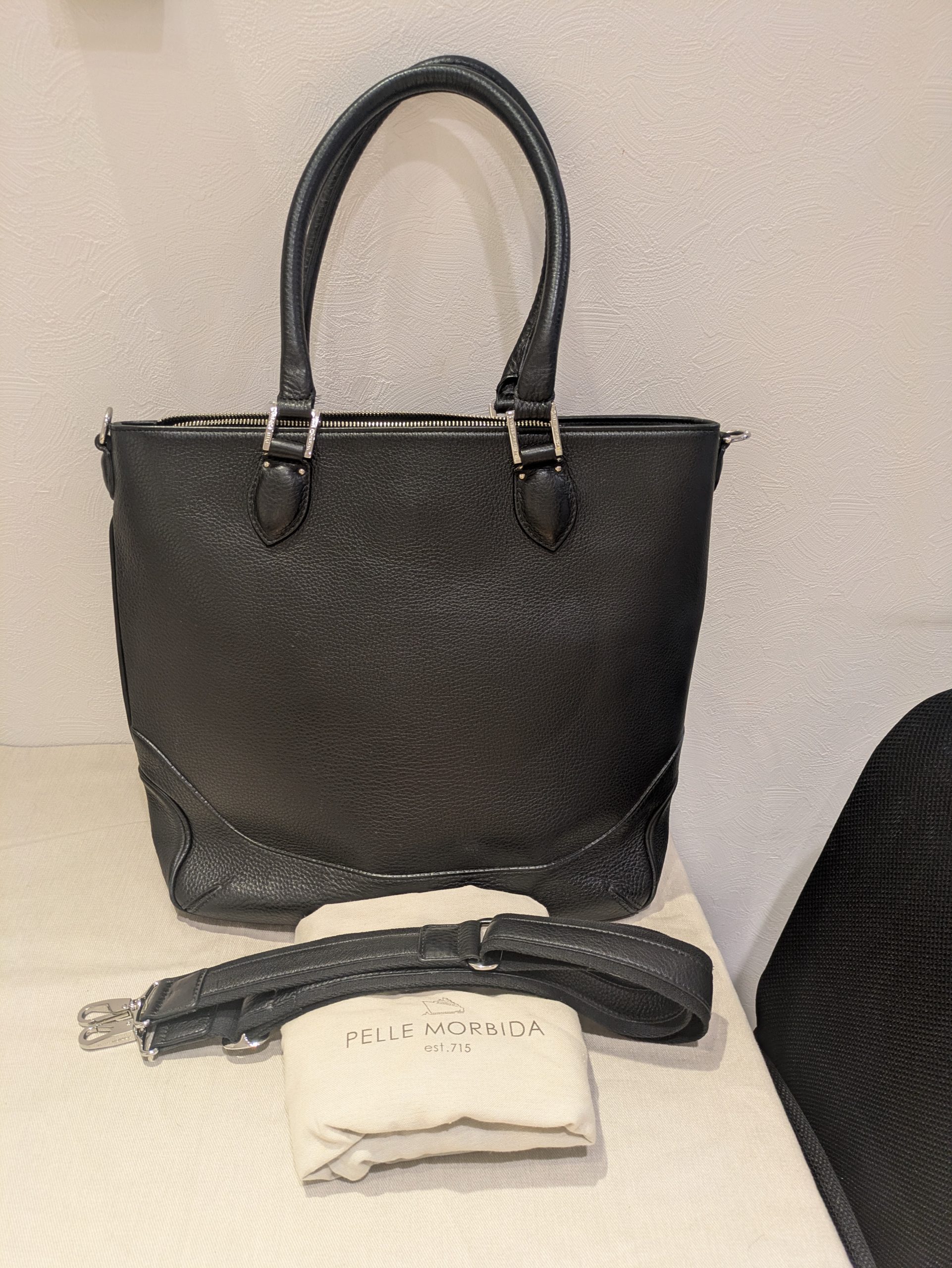 横浜関内でPELLE MORBIDA 牛革 メイデン ヴォヤージュ 2WAY 縦型トートバッグ PMO-MB046 黒 を売るなら買取大吉 カトレヤプラザ伊勢佐木店。 PELLE MORBIDA トートバッグをお買取りいたしました。 PELLE MORBIDA トートバッグの買取なら、買取大吉カトレヤプラザ伊勢佐木店にお任せください。関内駅から徒歩4分です。