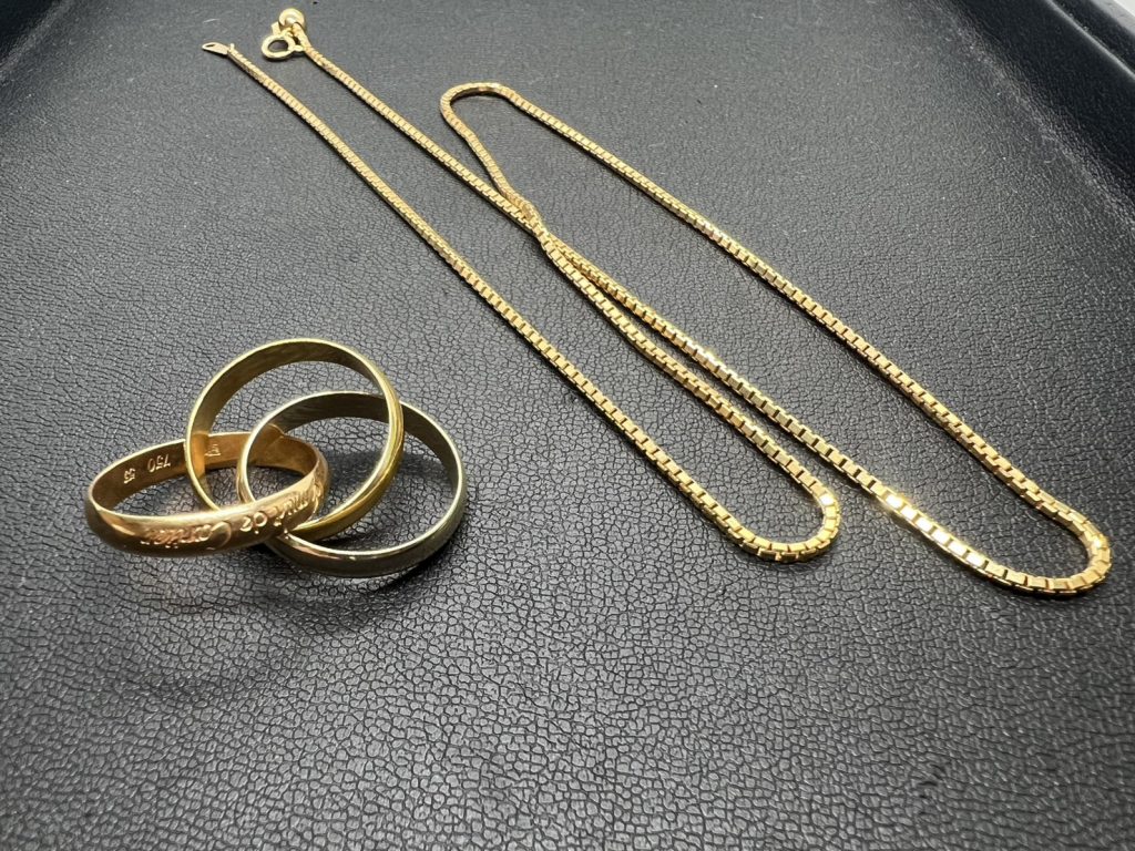 カルティエの指輪と金のネックレス