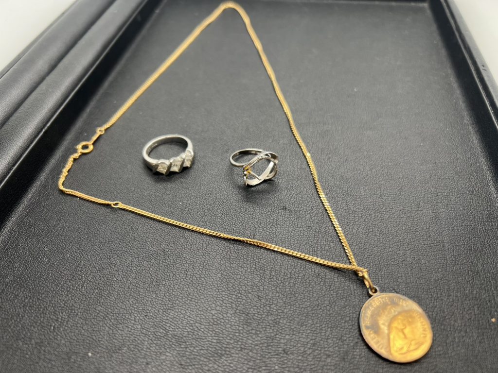 金のコインネックレスと指輪