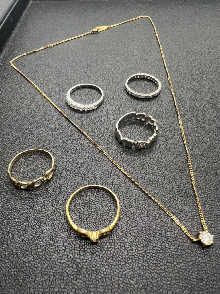 金のネックレスと指輪