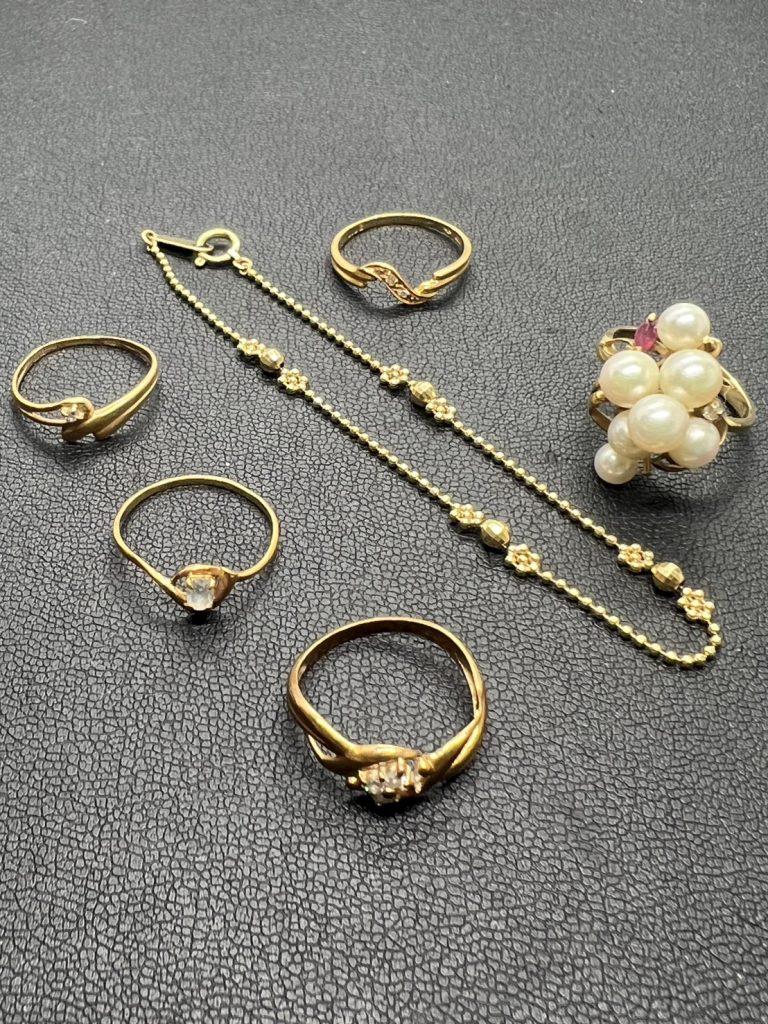 金の指輪など