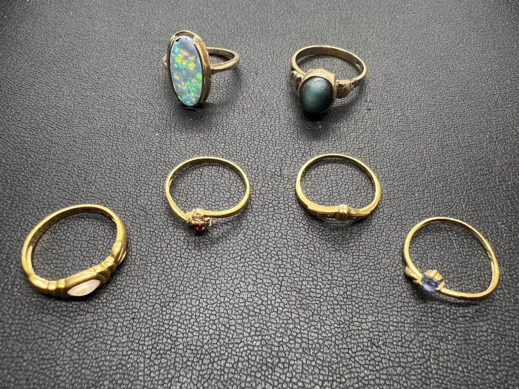 石の付いた金の指輪など