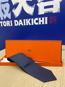 広島市佐伯区五日市の買取大吉五日市コイン通り店で査定するエルメスのネイビー系柄ネクタイと付属箱