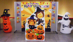 場 所: 1F Fiimoショップ横特設会場 イオンタウン宇多津店内にハロウィンフォトスポットが登場! ハロウィン背景の前で写真撮影をしよう♬