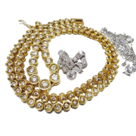 ダイヤが散りばめられた金のネックレス